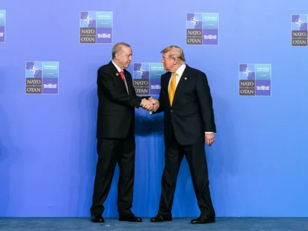 Σύνοδος NATO στην Άγκυρα, με τον Ερντογάν να συναντά τον Τραμπ, ενώ ο Ρούτε παρακολουθεί.