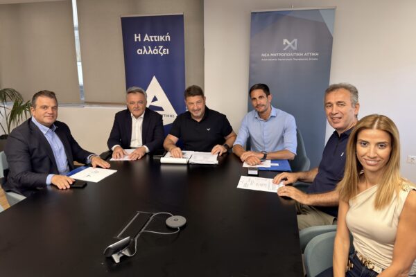 Ο Νίκος Χαρδαλιάς με συνεργάτες συζητούν για την αναμόρφωση του παραλιακού μετώπου της Σκάλας Ωρωπού.
