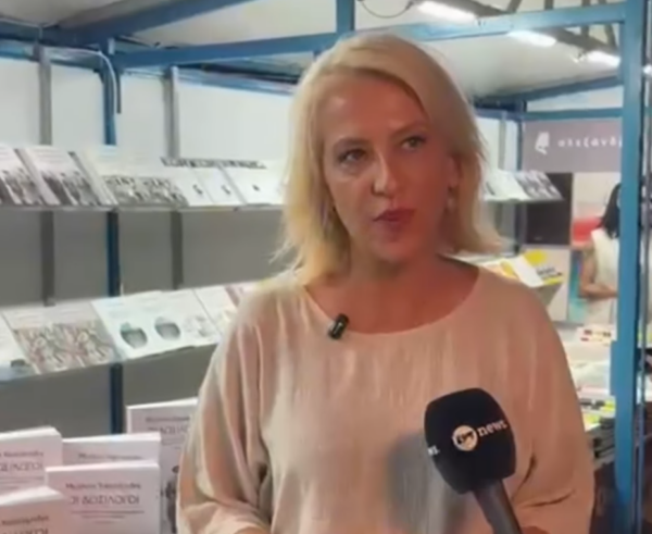 Η Ρ. Δούρου μιλάει για τη γνώση και τη λήθη, τιμώντας τις ιστορικές στιγμές, σε εκδήλωση με βιβλία.