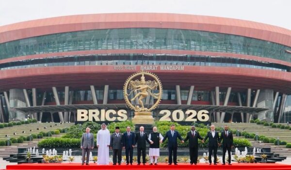 Ηγέτες των BRICS ποζάρουν μπροστά από το Bharat Mandapam στο Νέο Δελχί, μετά τη Σύνοδο Κορυφής για τον επανακαθορισμό των παγκόσμιων ισορροπιών.