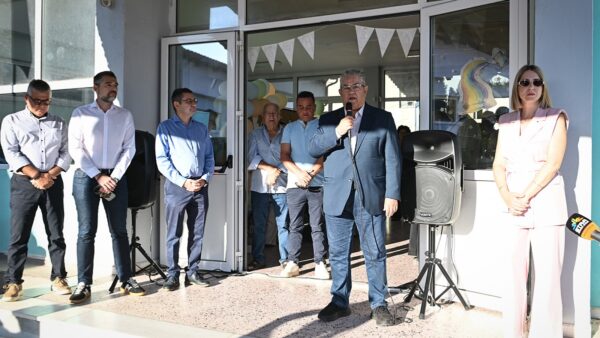Ο Δημήτρης Κουτσούμπας μιλάει στον αγιασμό του 1ου και 2ου Δημοτικού Σχολείου Μαλεσίνας και του 2ου ΕΕΕΕΚ Φθιώτιδας.