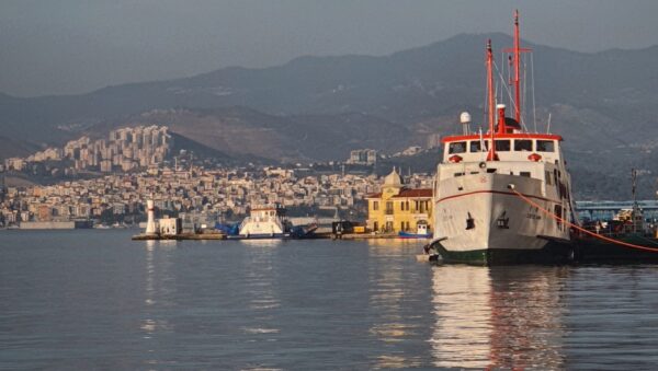 Λιμάνι με πλοία και την πόλη στο βάθος, όπου οι Πειραιώτες εγκαταλείπουν την πόλη τους.