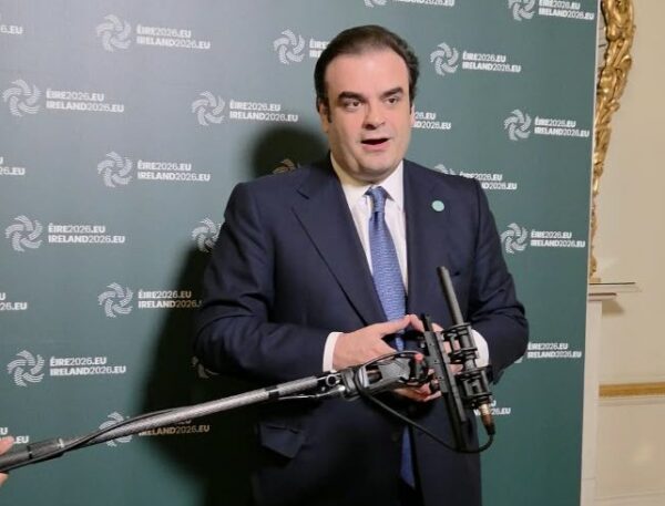 Ο Κυριάκος Πιερρακάκης μιλάει σε δημοσιογράφους για την ανάγκη επαγρύπνησης της Ευρώπης.