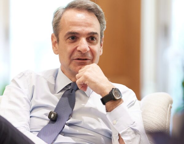 Ο Μητσοτάκης παρατείνει την αγωνία στελεχών και υπουργών, με το βλέμμα του να εστιάζει στο μέλλον.