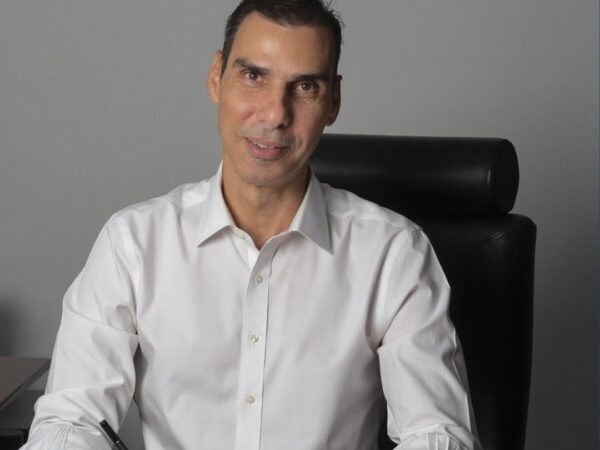 Ο Μάριος Θεμιστοκλέους ανακοινώνει την πρόσληψη επιπλέον 1.000 νοσηλευτών στο ΕΣΥ μέχρι τα μέσα Νοεμβρίου.