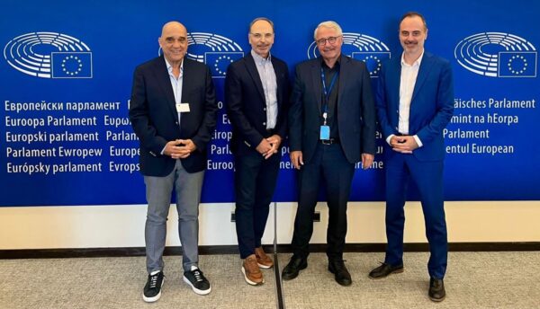 Ο Γ. Μανιάτης με συνεργάτες στο Ευρωπαϊκό Κοινοβούλιο συζητούν για τις ΑΠΕ και τις αρνητικές τιμές ενέργειας.