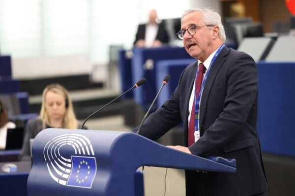 Ο Επίτροπος Ενέργειας Jørgensen μιλάει για την τεράστια ευκαιρία των ηλιακών θερμικών στην Ευρωπαϊκή Ένωση.