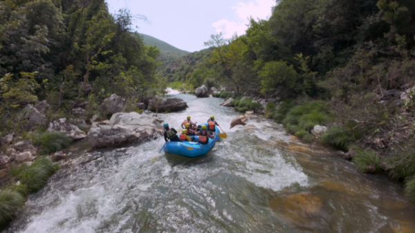Ομάδα κάνει rafting σε ποτάμι της Αρκαδίας, με άγρια φύση και βουνά στο φόντο, στο πλαίσιο της εκπομπής «Άγρια Ελλάδα».