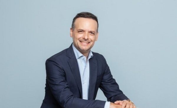 Ο Χ. Δούκας, δήμαρχος, μιλά για το σχολικό συγκρότημα της Γκράβας και τη τηλεκπαίδευση.