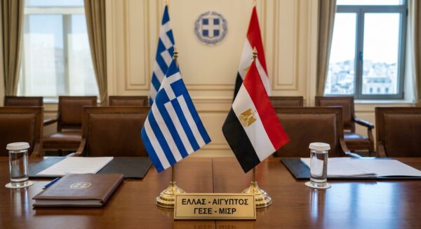 Συναντηση Ελλάδας-Αιγύπτου για το Δίκαιο της Θάλασσας, με τις σημαίες των δύο χωρών σε αίθουσα συσκέψεων.