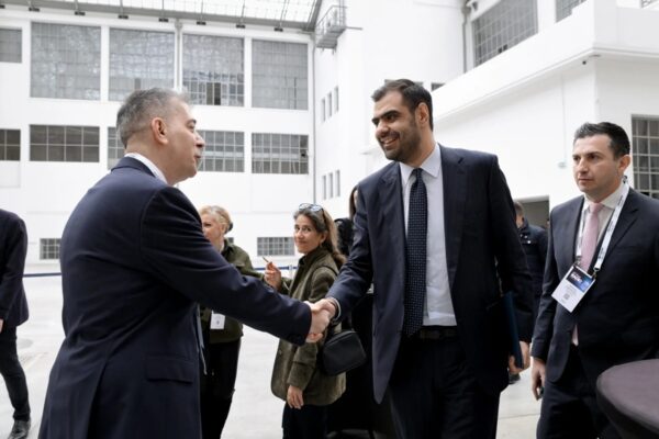 Ο Παύλος Μαρινάκης στο κέντρο χαιρετάει κατά την παρουσίαση του χάρτη των επιδοτήσεων των ΜΜΕ.