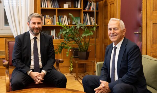 Ο Νίκος Ανδρουλάκης (αριστερά) συναντά τον Ευάγγελο Αποστολάκη στο ΠΑΣΟΚ για ανακοίνωση.