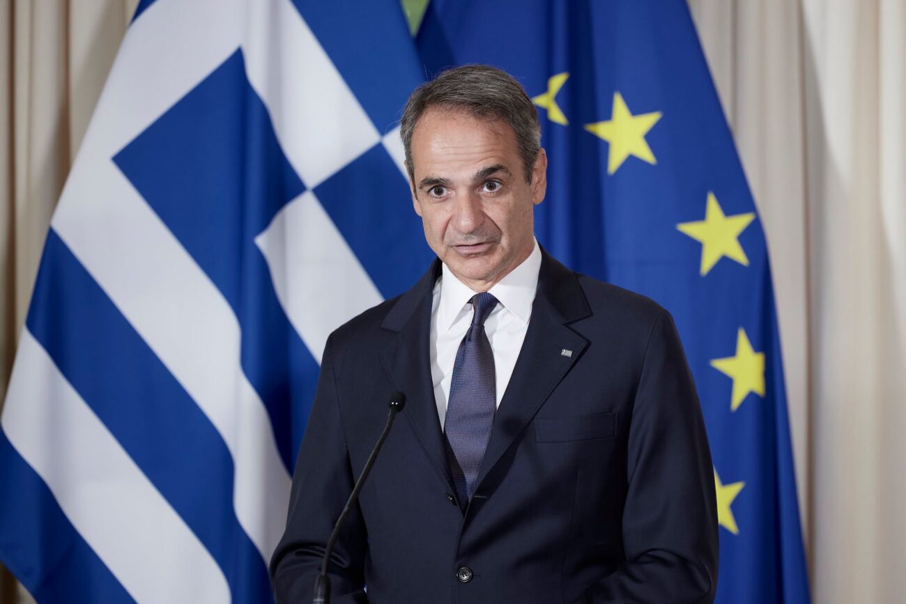 Ο Κυριάκος Μητσοτάκης μιλάει μπροστά από την ελληνική σημαία και την σημαία της Ευρωπαϊκής Ένωσης, σε μια στιγμή που η ΝΔ βλέπει κατάρρευση στο Λεκανοπέδιο.