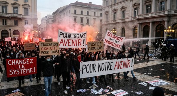 Διαδήλωση στην Ευρώπη με πανό για το μέλλον και την κλιματική δικαιοσύνη, ενώ η αστυνομία κάνει χρήση νερού.