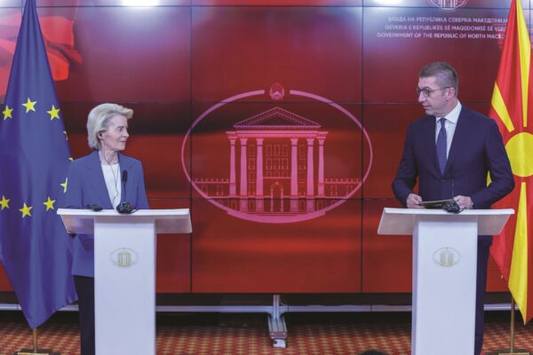 Συμφωνία των Πρεσπών: Ομιλία της Φον ντερ Λάιεν και του Μίτσκοσκι σε συνέντευξη τύπου με σημαίες ΕΕ και Βόρειας Μακεδονίας.