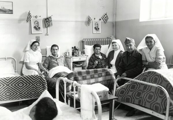 Νοσηλεύτριες του Ελληνικού Ερυθρού Σταυρού φροντίζουν τραυματίες στρατιώτες σε νοσοκομείο κατά τον Β' Παγκόσμιο Πόλεμο.