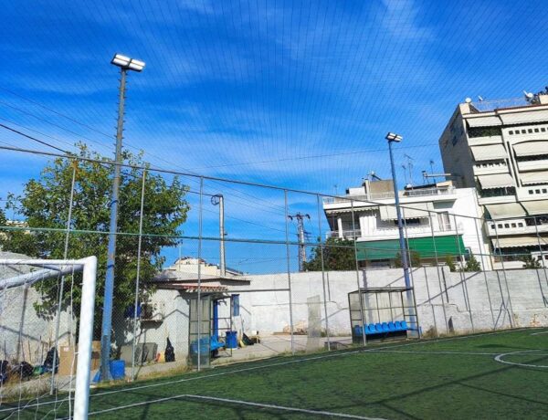 Νέα φωτιστικά στο βοηθητικό γήπεδο Νεάπολης, αναβάθμιση του φωτισμού για αθλητικές δραστηριότητες.